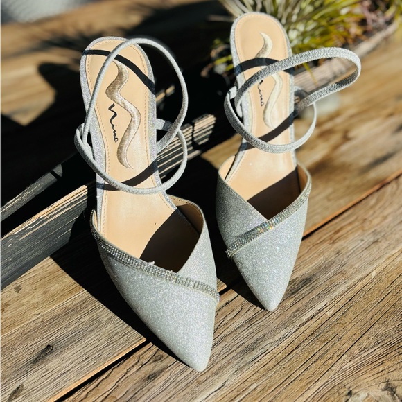 Pre-owed Mino sling back pumps , size 7, silver color , brand new, never worn - Picture 3 of 3